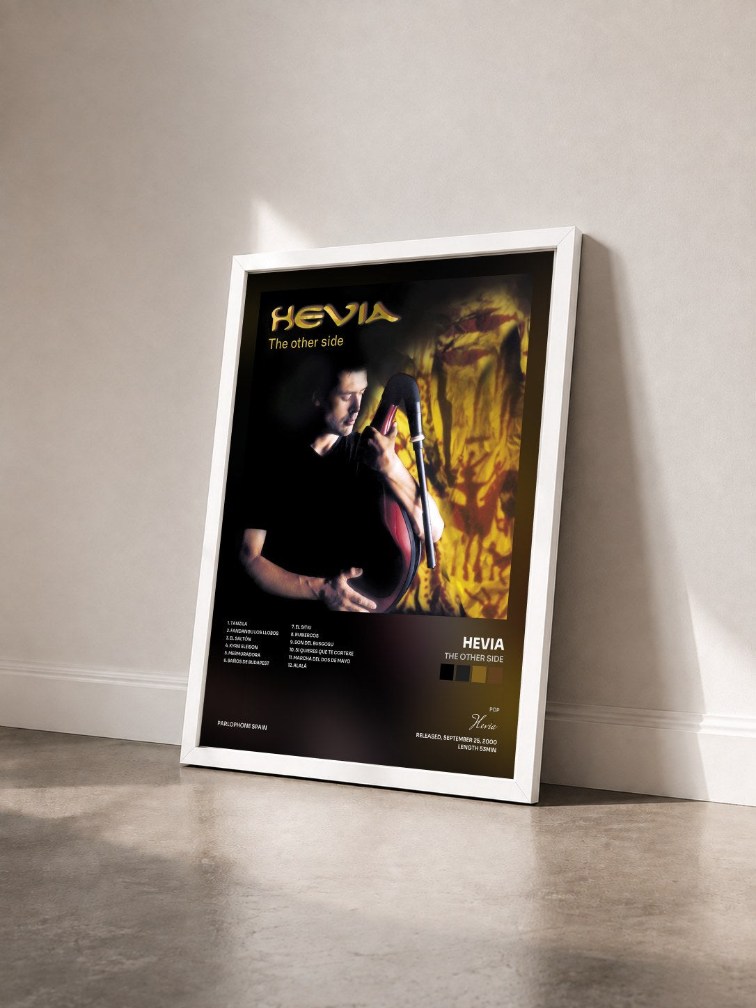 #blanc Tableau de l'album The Other Side de Hevia vu de trois quarts, cadre blanc