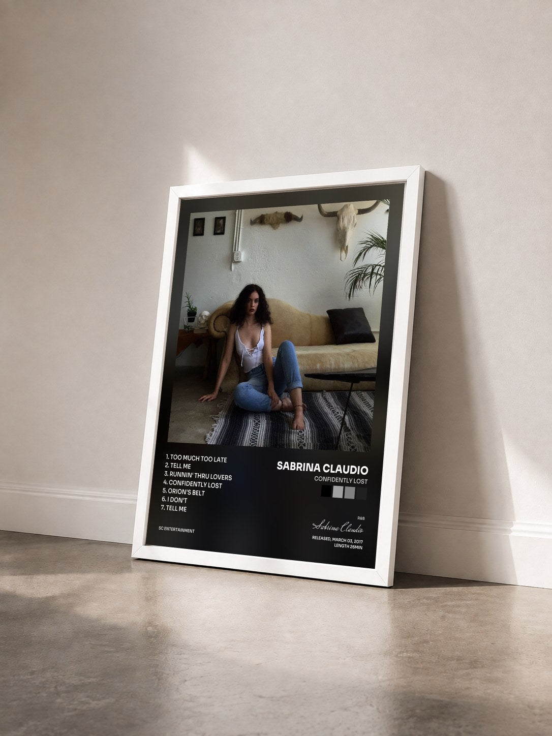 #blanc Tableau de l'album Confidently Lost de Sabrina Claudio vu de trois quarts, cadre blanc