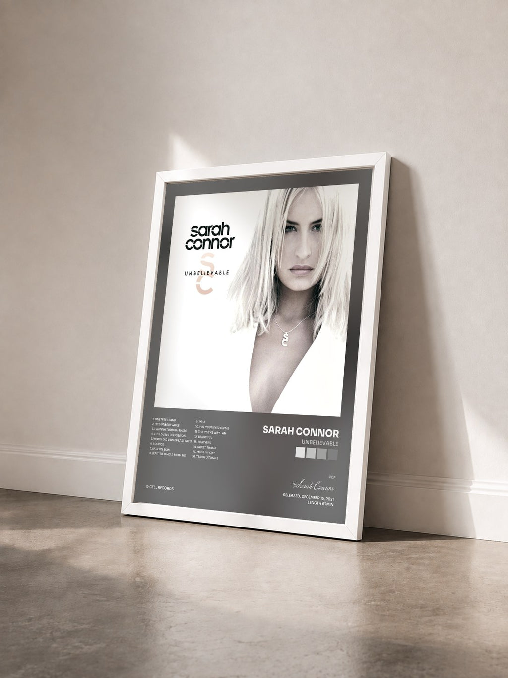 #blanc Tableau de l'album Unbelievable de Sarah Connor vu de trois quarts, cadre blanc