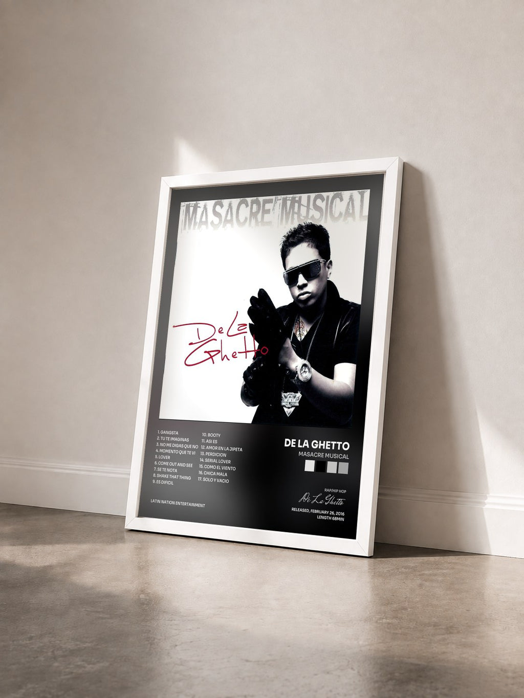 #blanc Tableau de l'album Masacre Musical de De La Ghetto vu de trois quarts, cadre blanc
