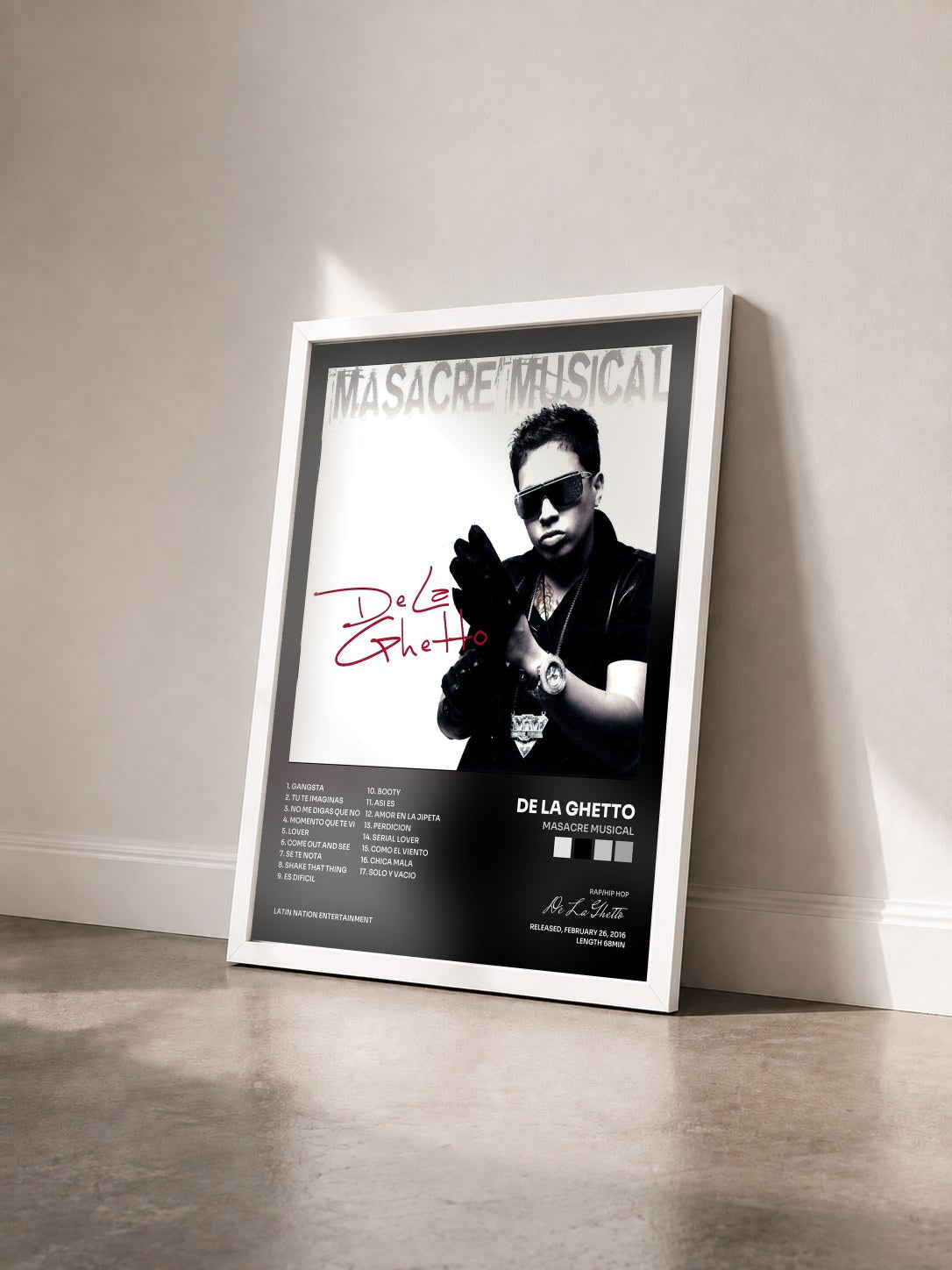 #blanc Tableau de l'album Masacre Musical de De La Ghetto vu de trois quarts, cadre blanc