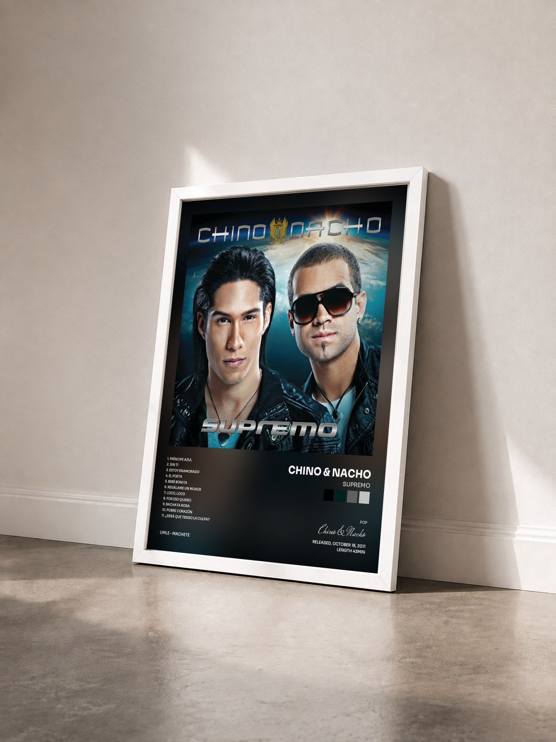 #blanc Tableau de l'album Supremo de Chino & Nacho vu de trois quarts, cadre blanc
