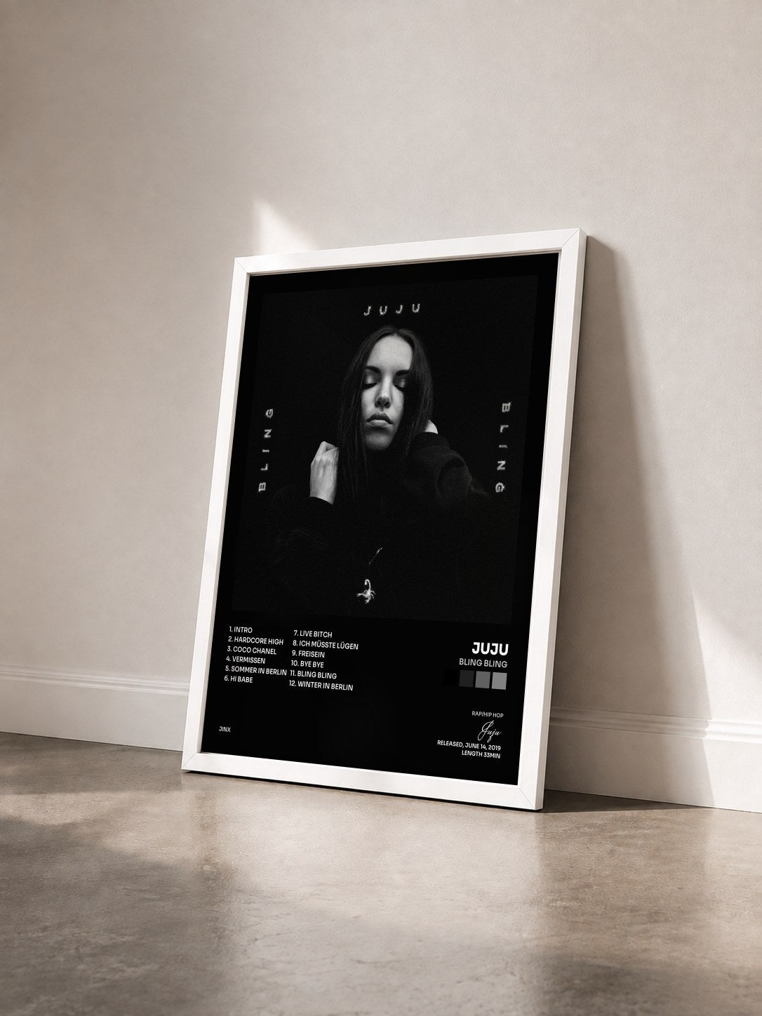 #blanc Tableau de l'album Bling Bling de Juju vu de trois quarts, cadre blanc