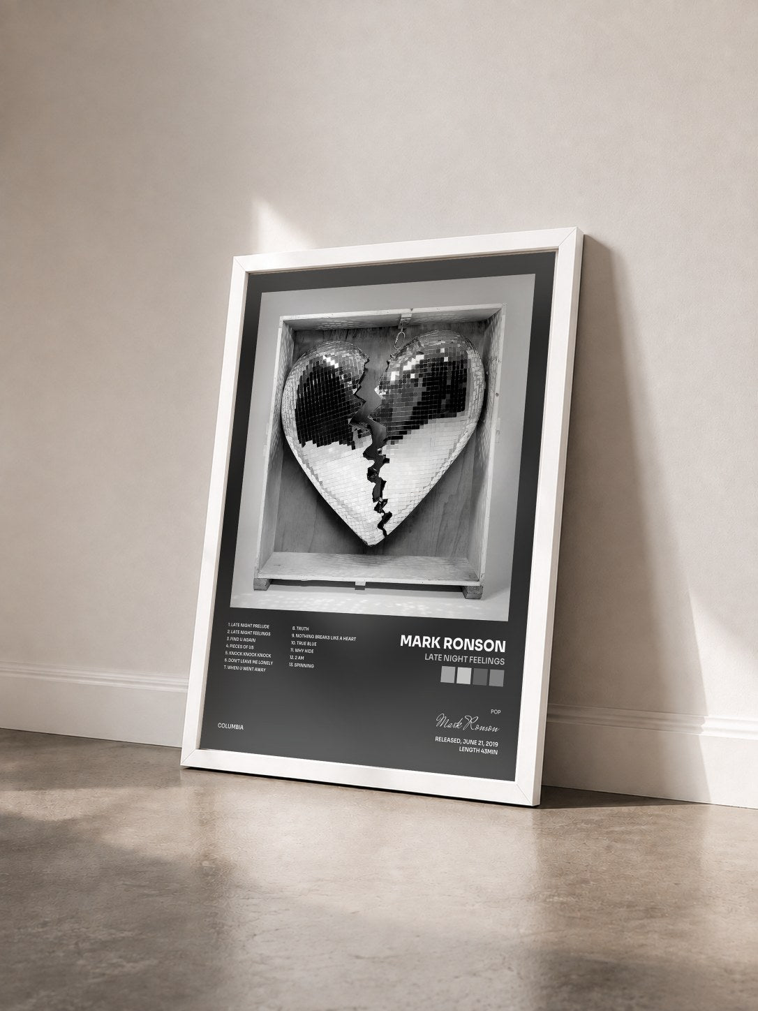 #blanc Tableau de l'album Late Night Feelings de Mark Ronson vu de trois quarts, cadre blanc