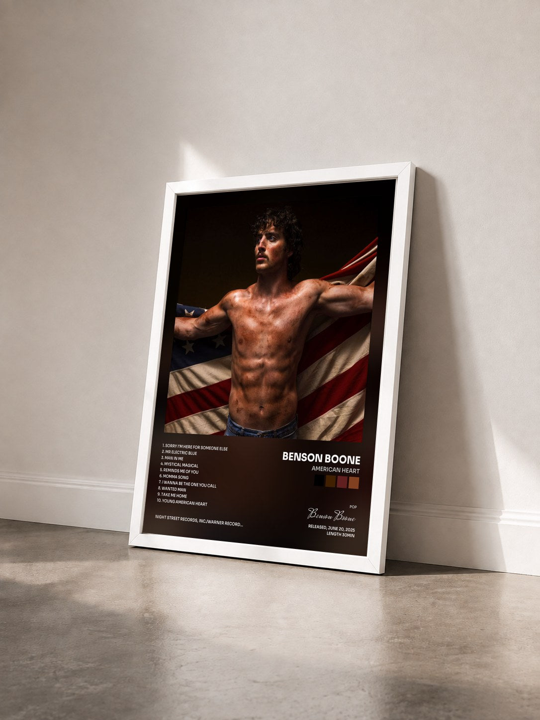 #blanc Tableau de l'album American Heart de Benson Boone vu de trois quarts, cadre blanc