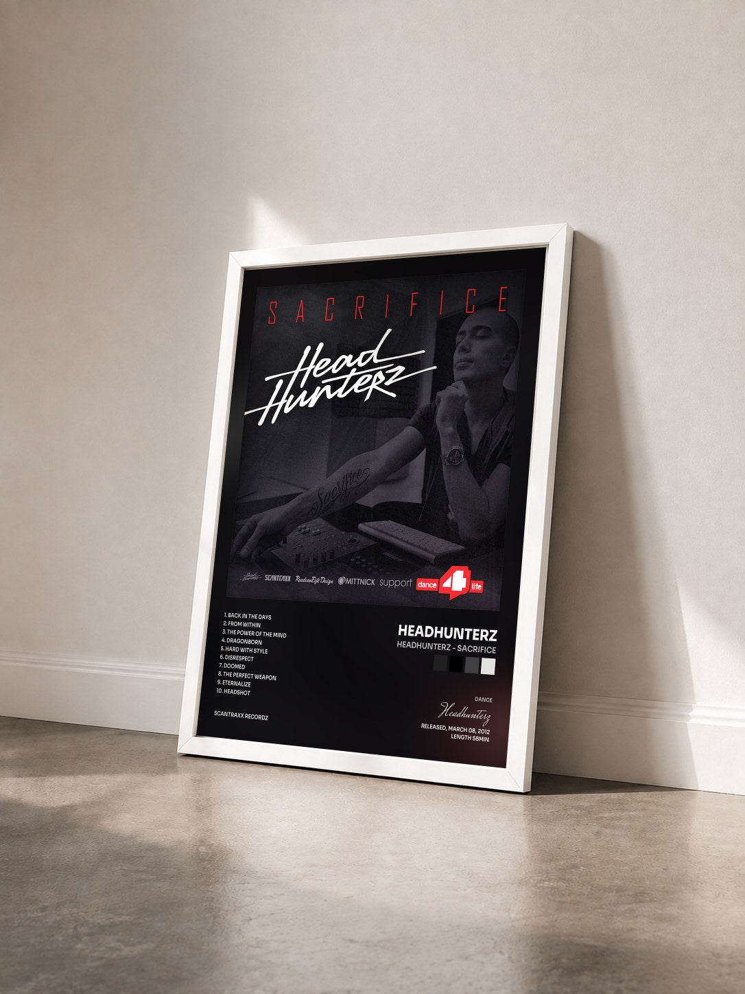 #blanc Tableau de l'album Headhunterz - Sacrifice de Headhunterz vu de trois quarts, cadre blanc