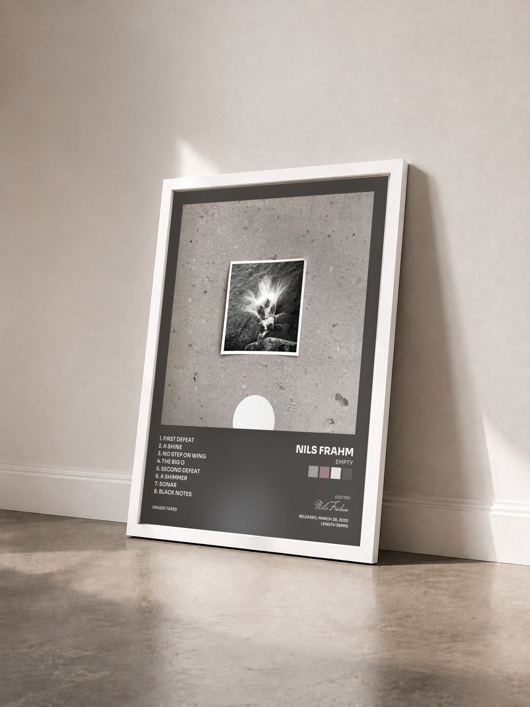 #blanc Tableau de l'album Empty de Nils Frahm vu de trois quarts, cadre blanc