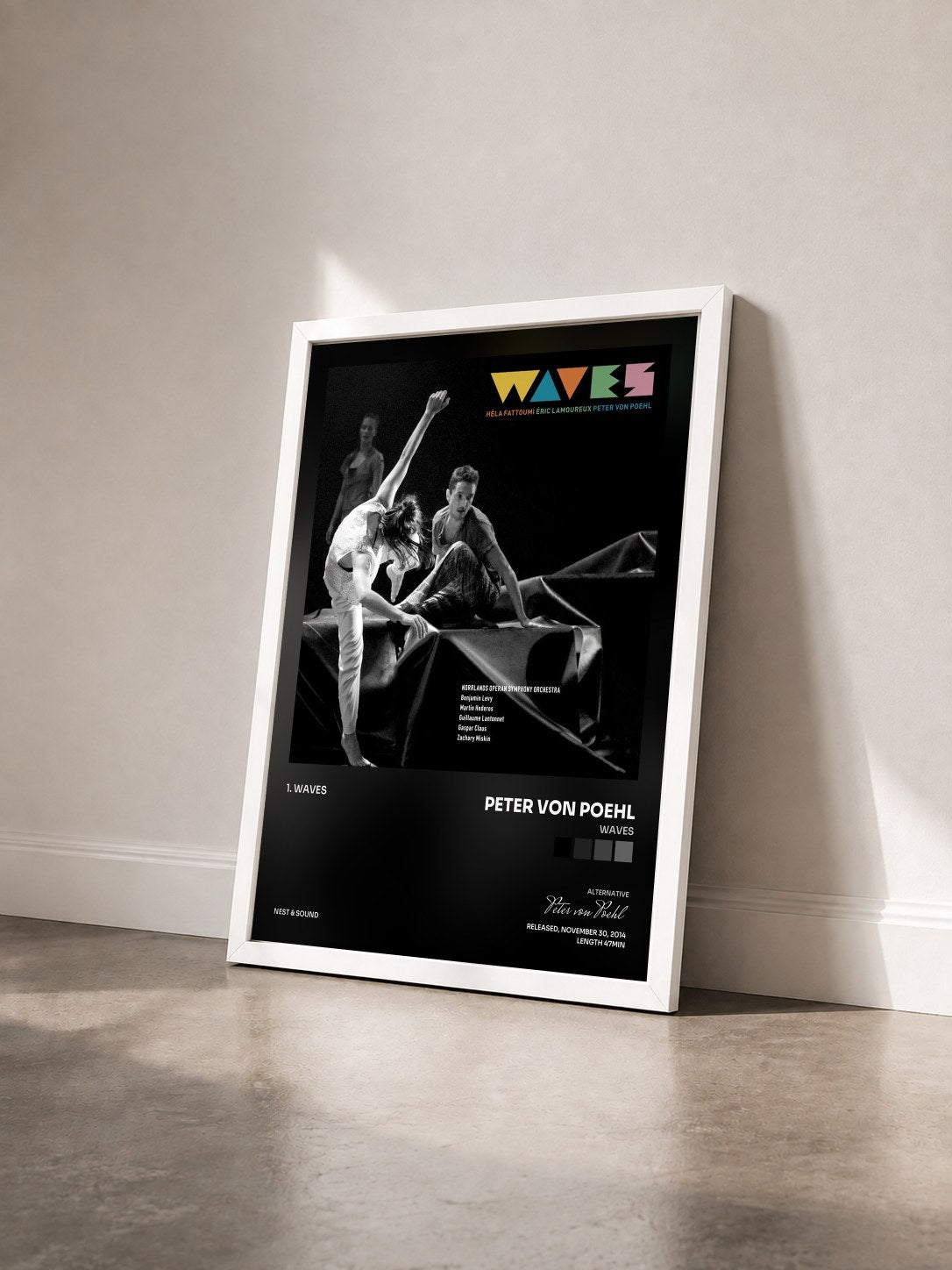 #blanc Tableau de l'album Waves de Peter von Poehl vu de trois quarts, cadre blanc