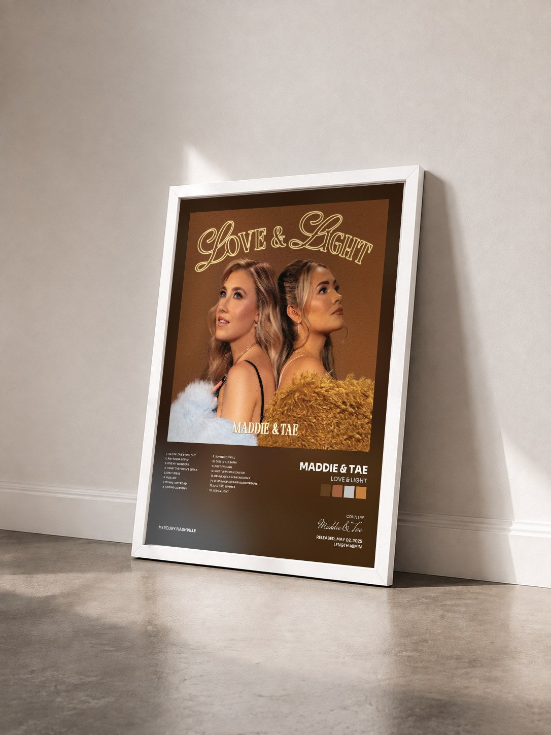#blanc Tableau de l'album Love & Light de Maddie & Tae vu de trois quarts, cadre blanc
