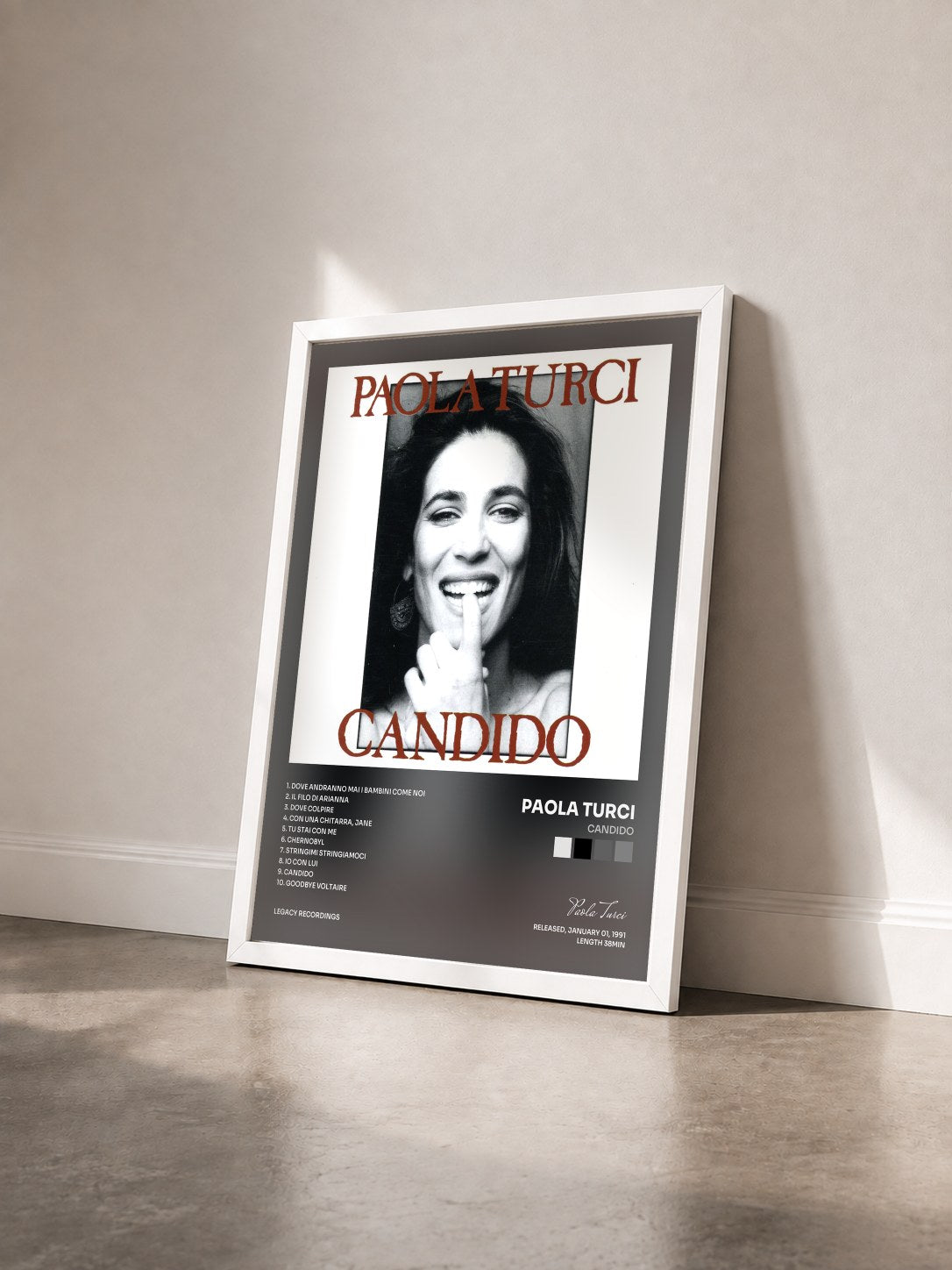 #blanc Tableau de l'album Candido de Paola Turci vu de trois quarts, cadre blanc