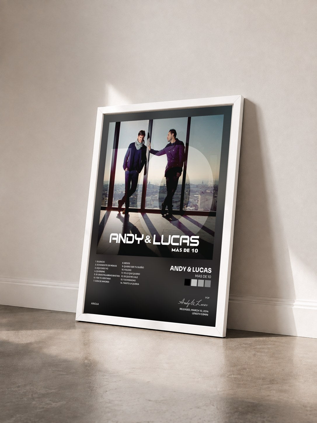 #blanc Tableau de l'album Mas de 10 de Andy & Lucas vu de trois quarts, cadre blanc