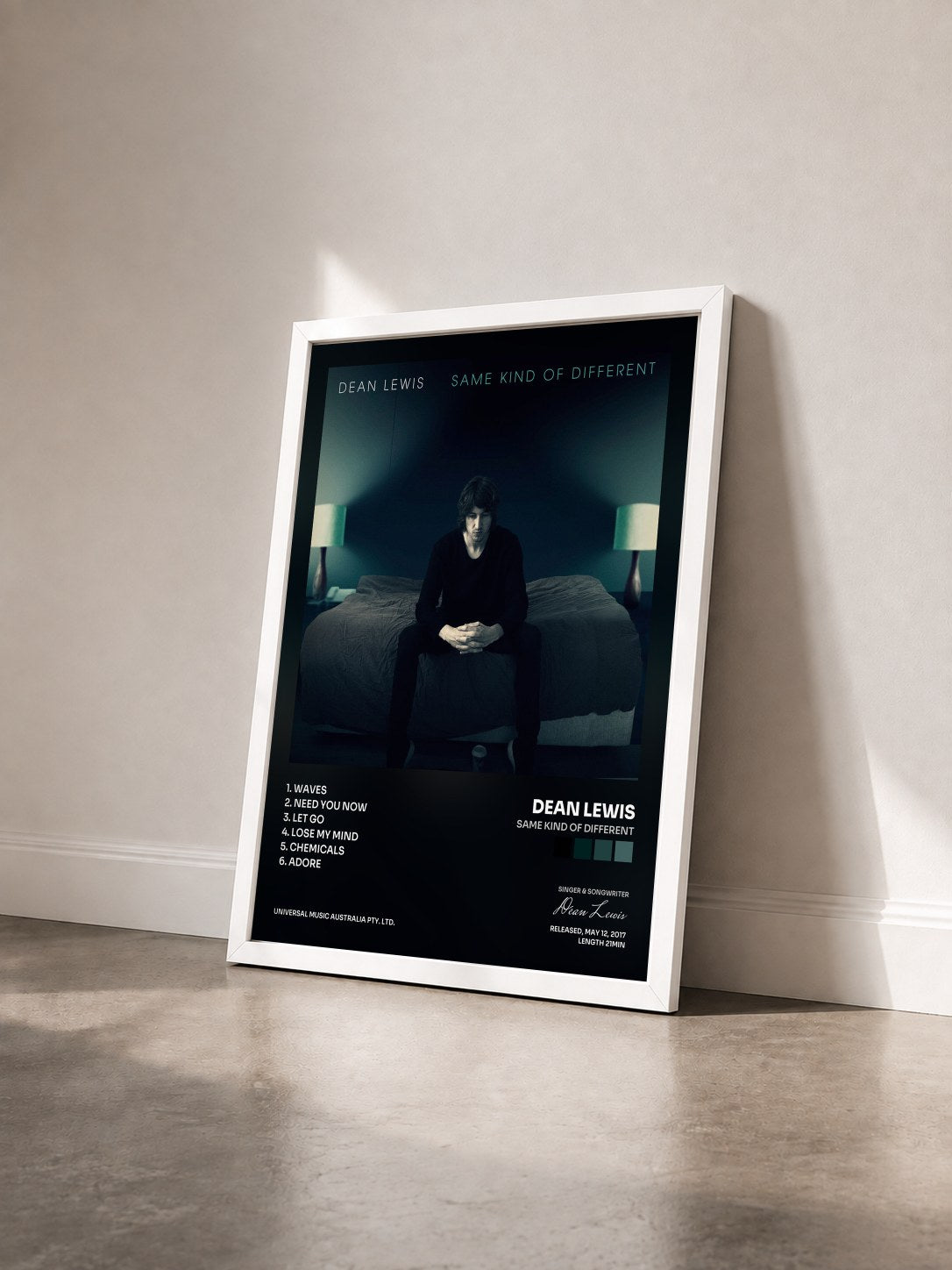 #blanc Tableau de l'album Same Kind Of Different de Dean Lewis vu de trois quarts, cadre blanc