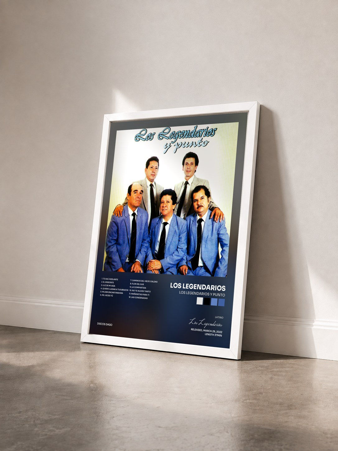 #blanc Tableau de l'album Los Legendarios y Punto de Los Legendarios vu de trois quarts, cadre blanc