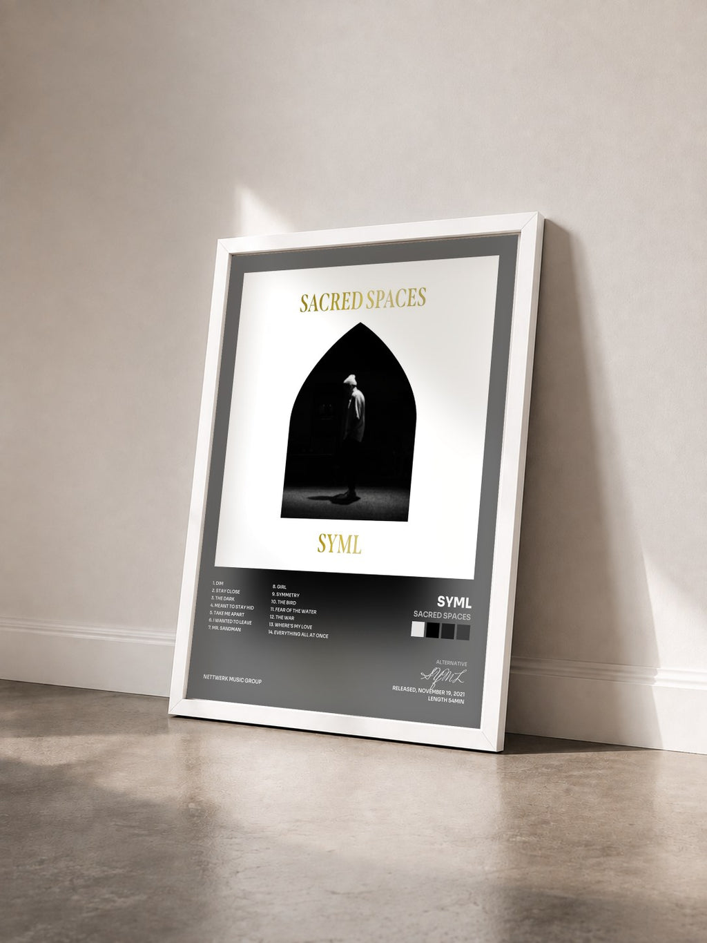 #blanc Tableau de l'album Sacred Spaces de SYML vu de trois quarts, cadre blanc