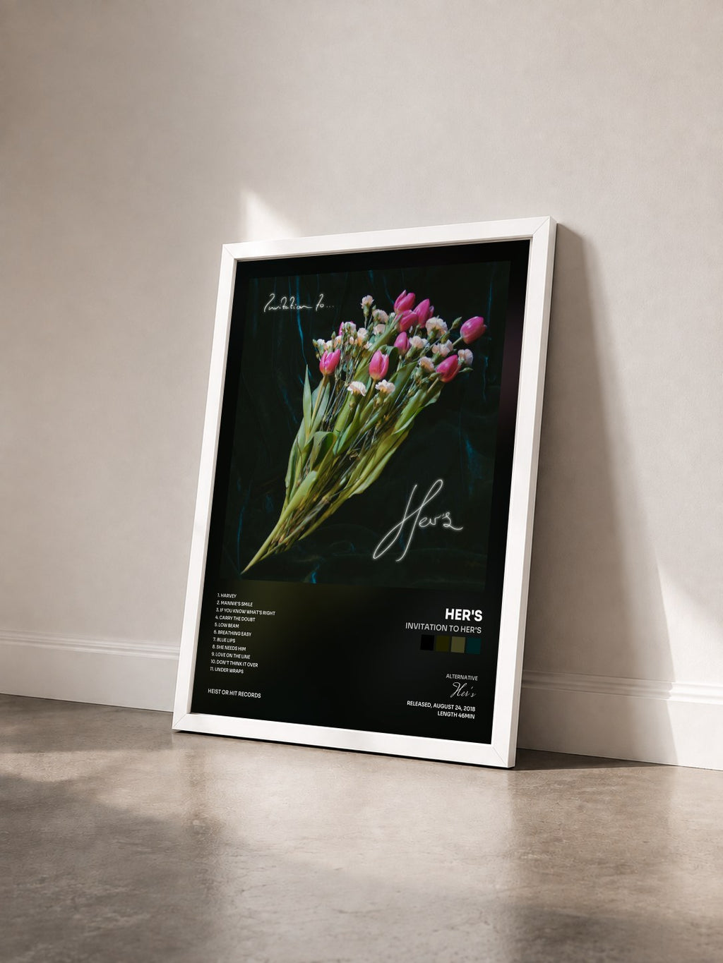 #blanc Tableau de l'album Invitation to Her's de Her's vu de trois quarts, cadre blanc