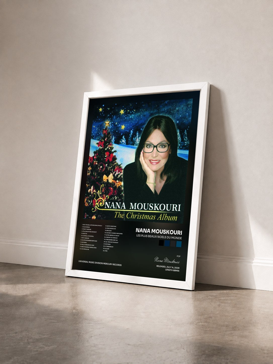 #blanc Tableau de l'album Les Plus Beaux Noels Du Monde de Nana Mouskouri vu de trois quarts, cadre blanc