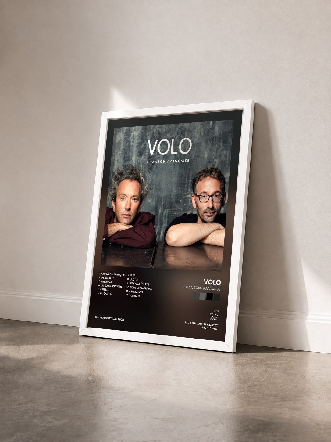 #blanc Tableau de l'album Chanson française de Volo vu de trois quarts, cadre blanc