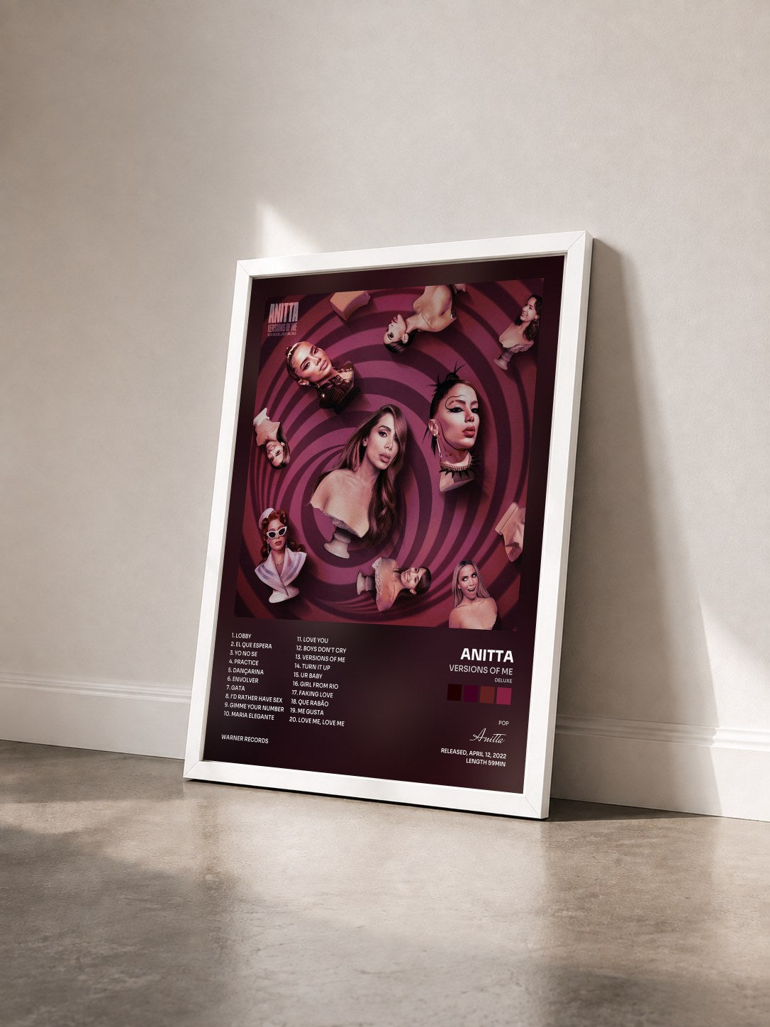 #blanc Tableau de l'album Versions of Me (Deluxe) de Anitta vu de trois quarts, cadre blanc
