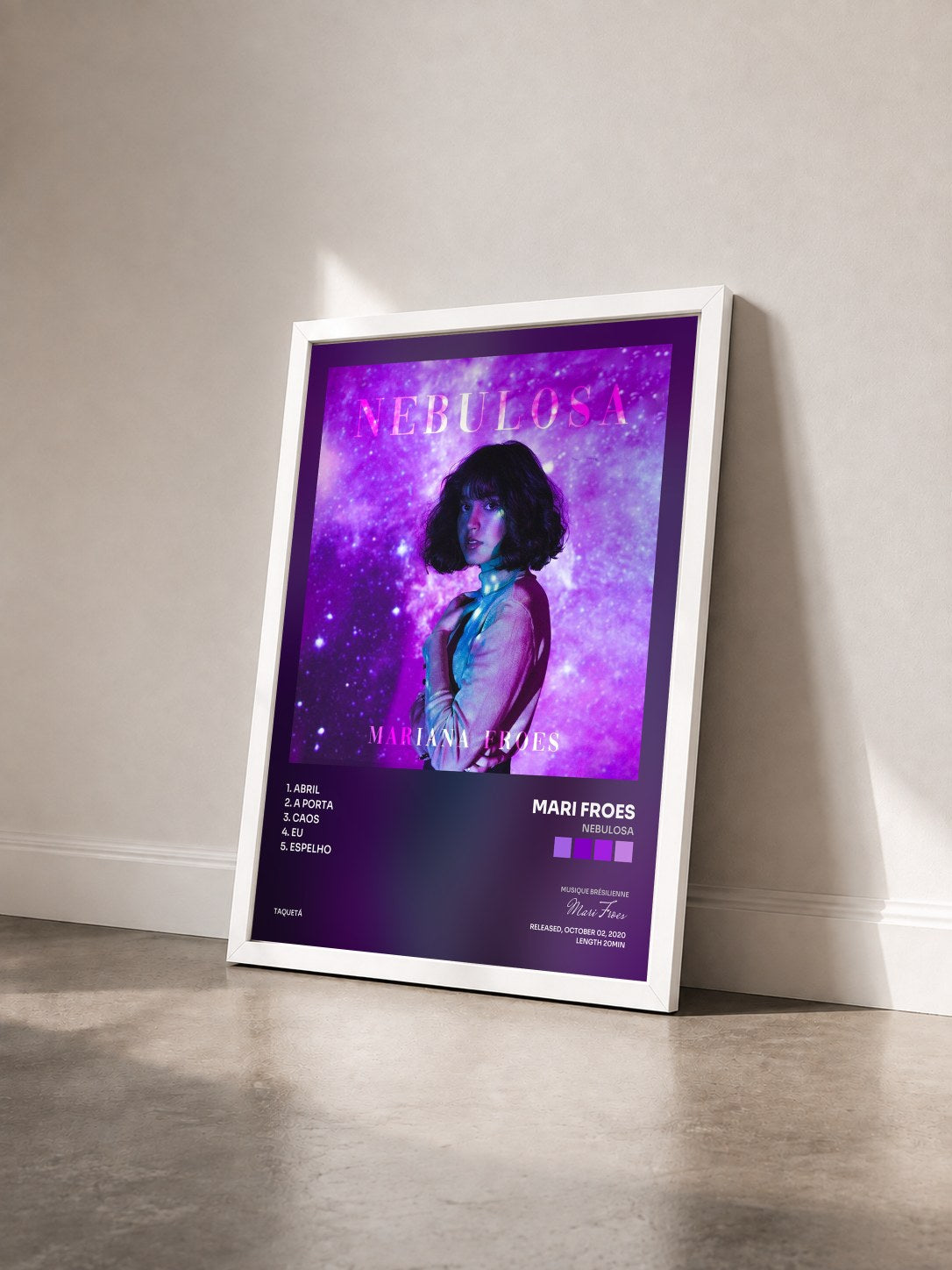 #blanc Tableau de l'album Nebulosa de Mari Froes vu de trois quarts, cadre blanc