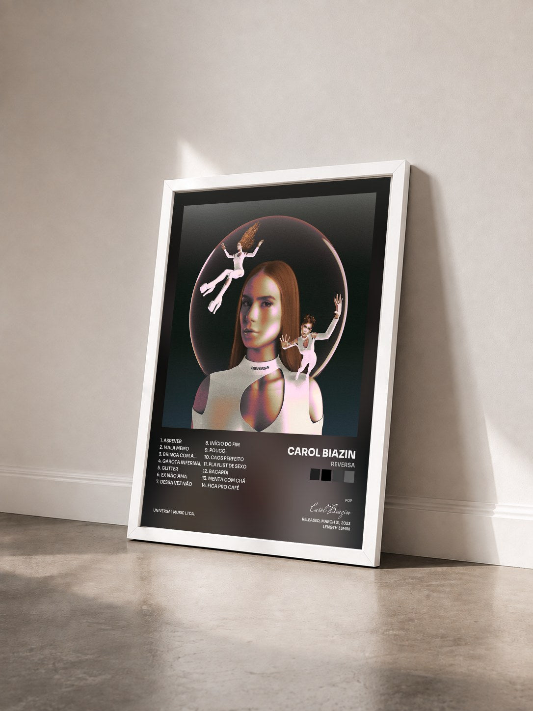 #blanc Tableau de l'album REVERSA de Carol Biazin vu de trois quarts, cadre blanc