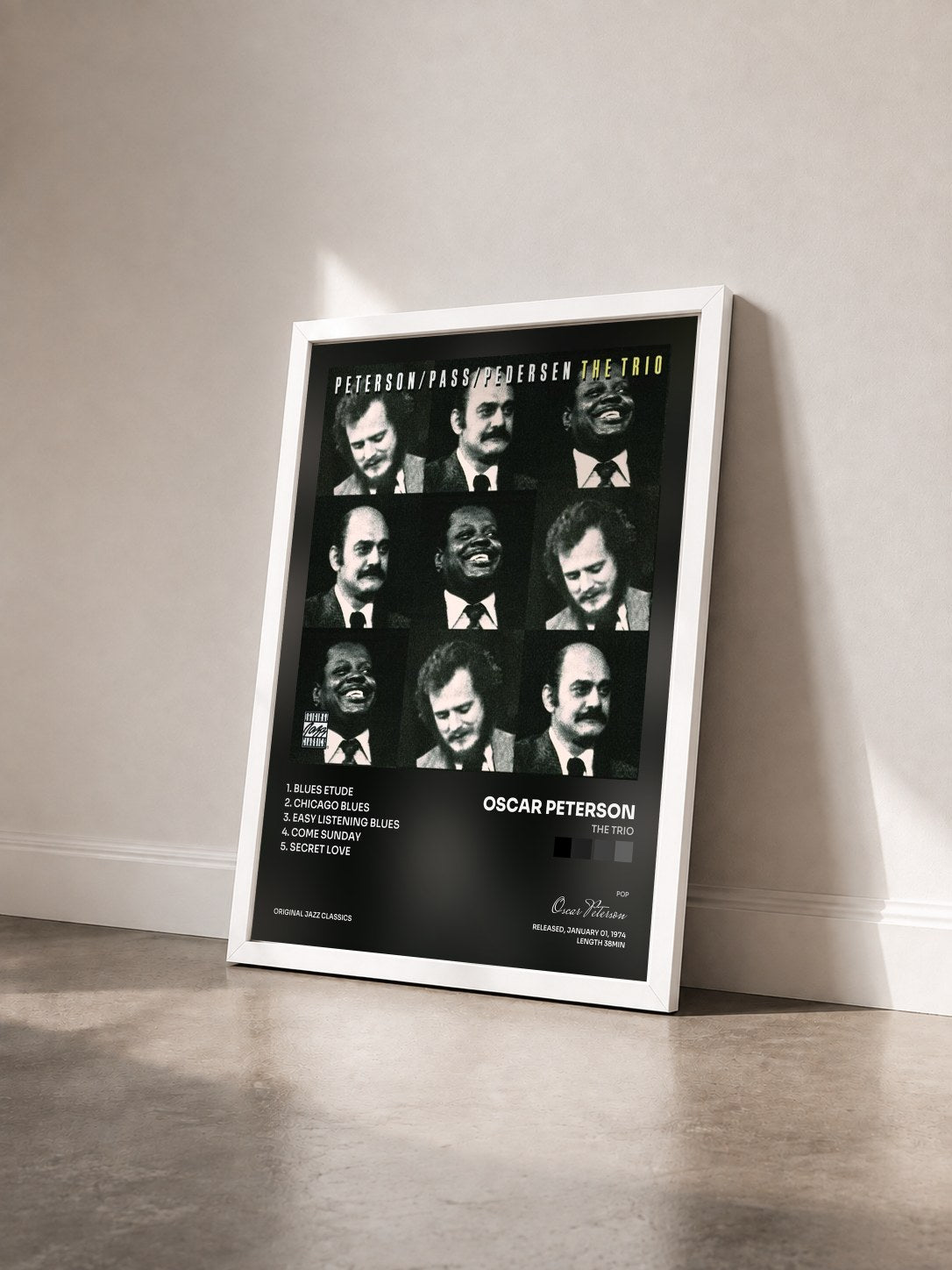 #blanc Tableau de l'album The Trio de Oscar Peterson vu de trois quarts, cadre blanc