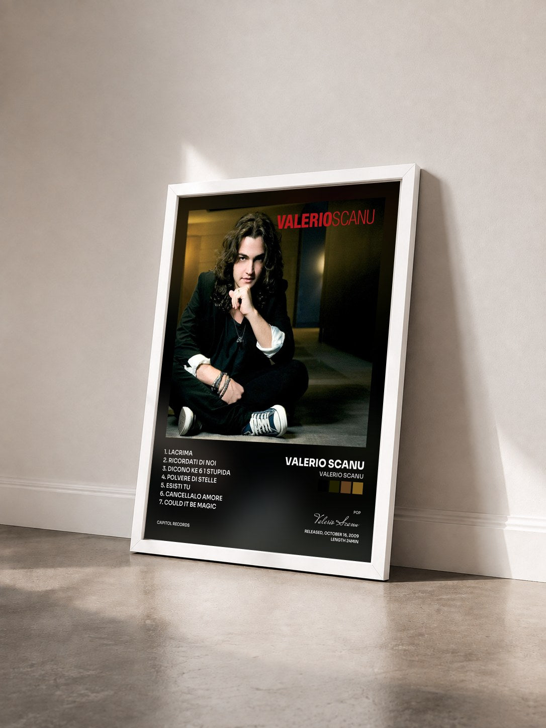 #blanc Tableau de l'album Valerio Scanu de Valerio Scanu vu de trois quarts, cadre blanc