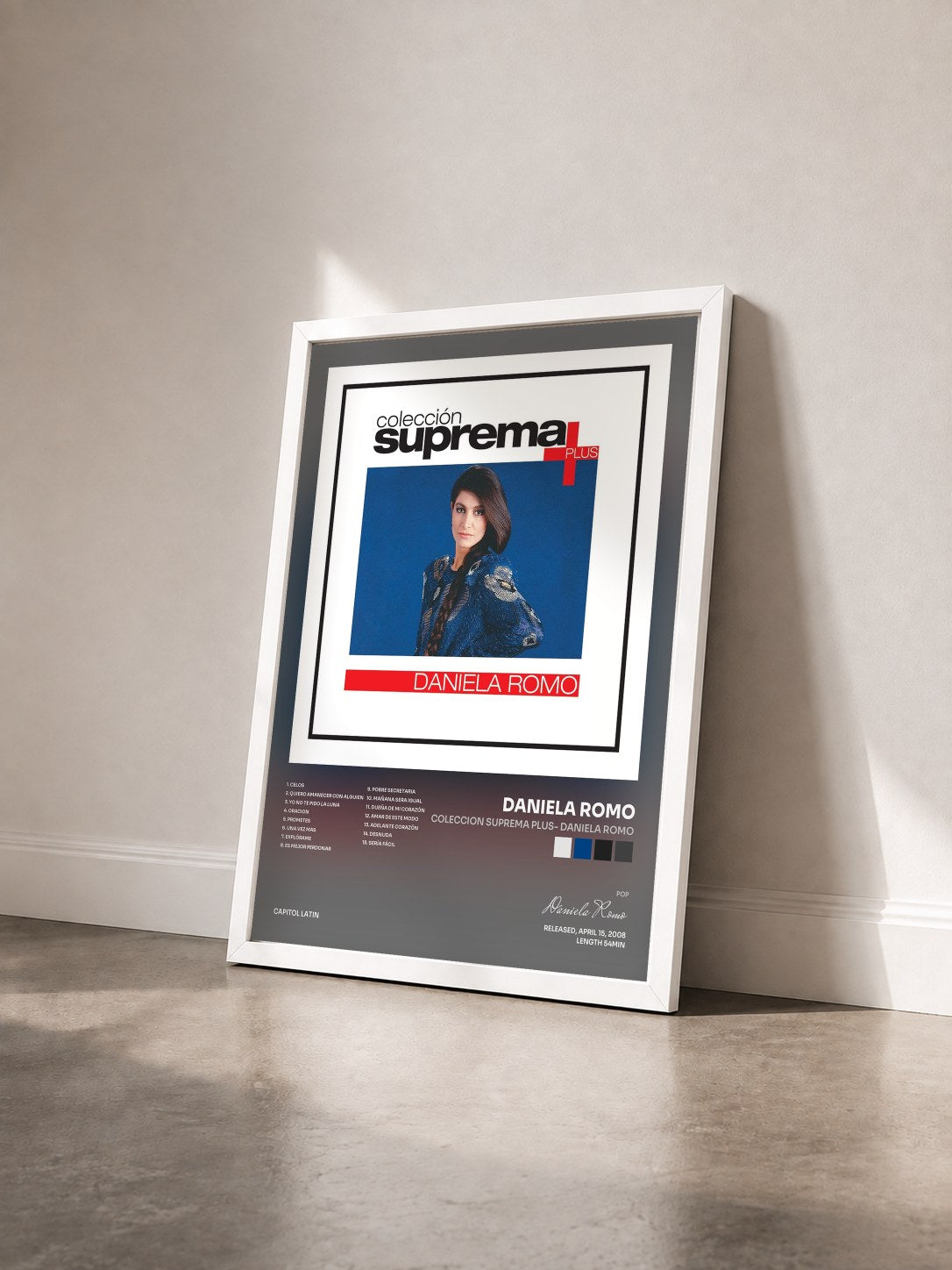 #blanc Tableau de l'album Coleccion Suprema Plus- Daniela Romo de Daniela Romo vu de trois quarts, cadre blanc