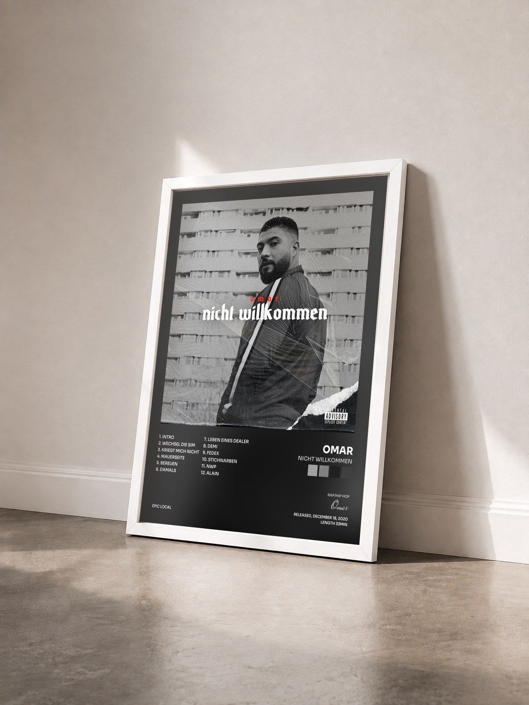 #blanc Tableau de l'album Nicht Willkommen de Omar vu de trois quarts, cadre blanc