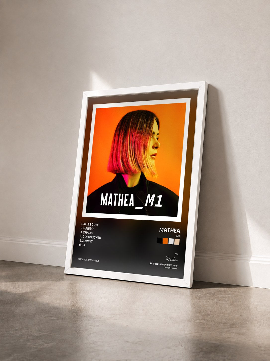 #blanc Tableau de l'album M1 de Mathea vu de trois quarts, cadre blanc