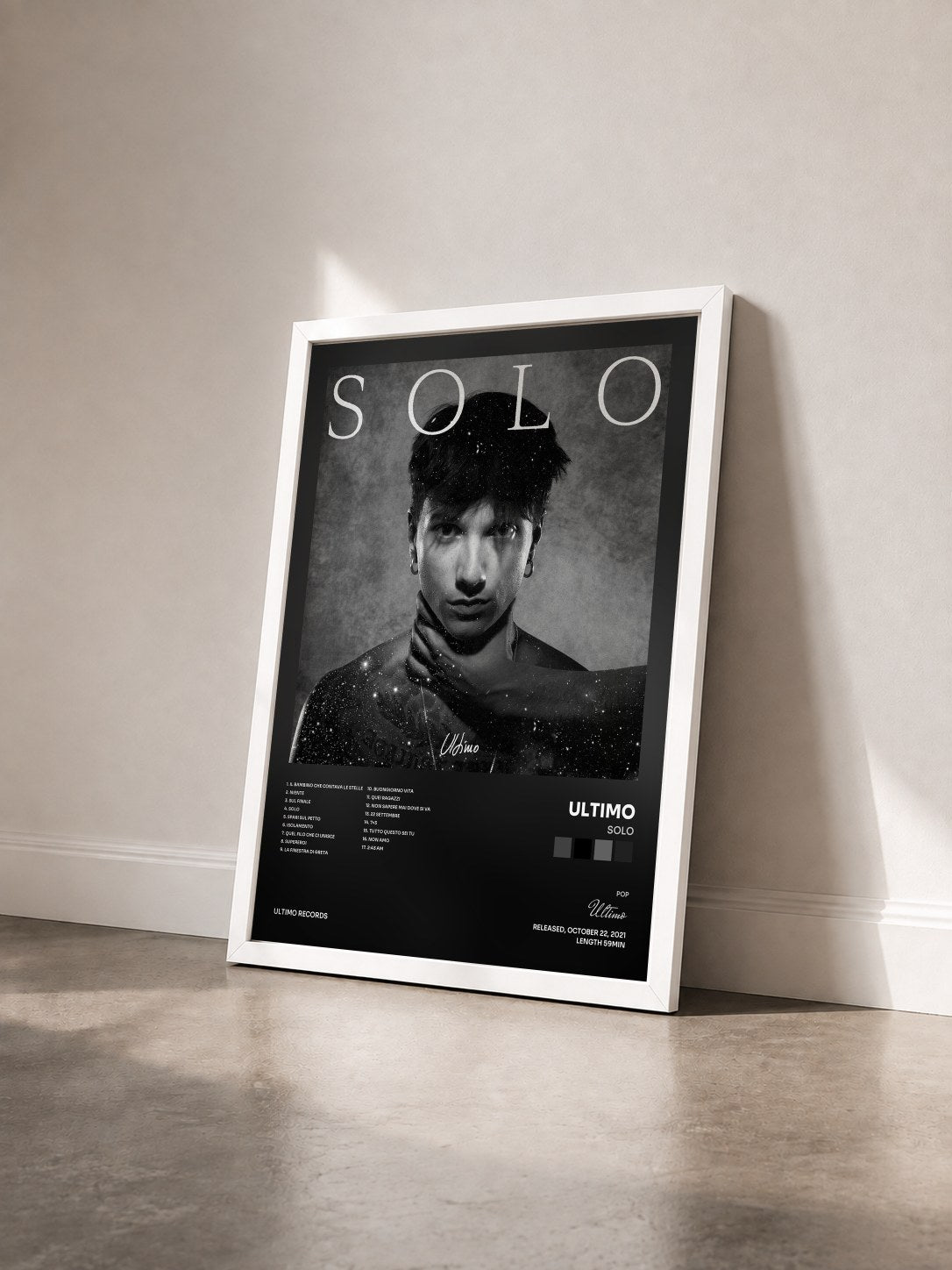 #blanc Tableau de l'album Solo de Ultimo vu de trois quarts, cadre blanc