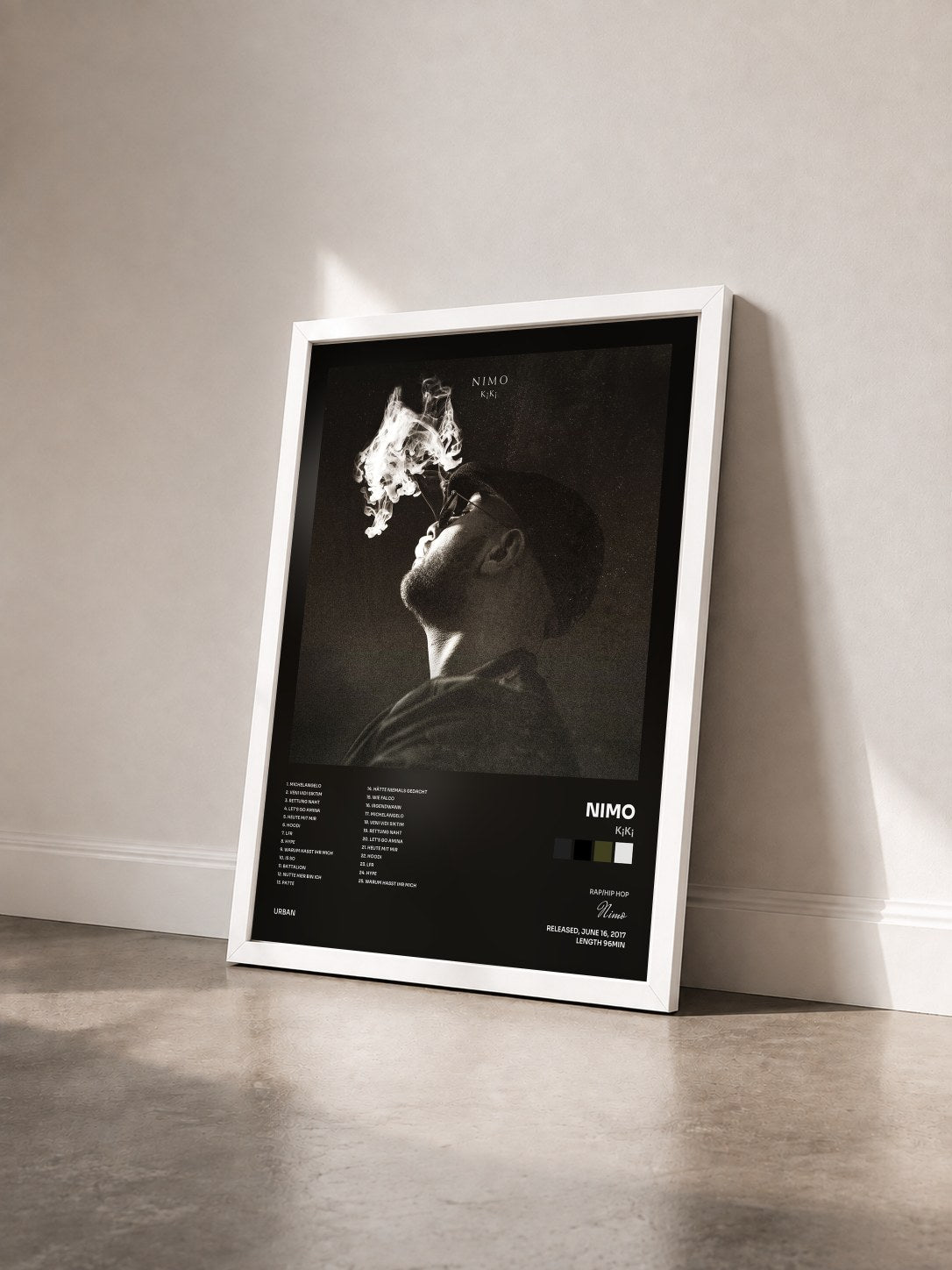 #blanc Tableau de l'album K¡K¡ de Nimo vu de trois quarts, cadre blanc
