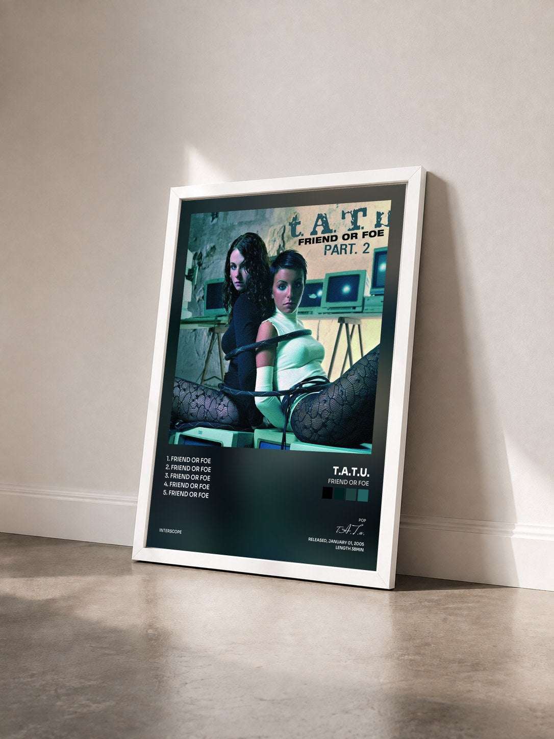 #blanc Tableau de l'album Friend Or Foe de t.A.T.u. vu de trois quarts, cadre blanc