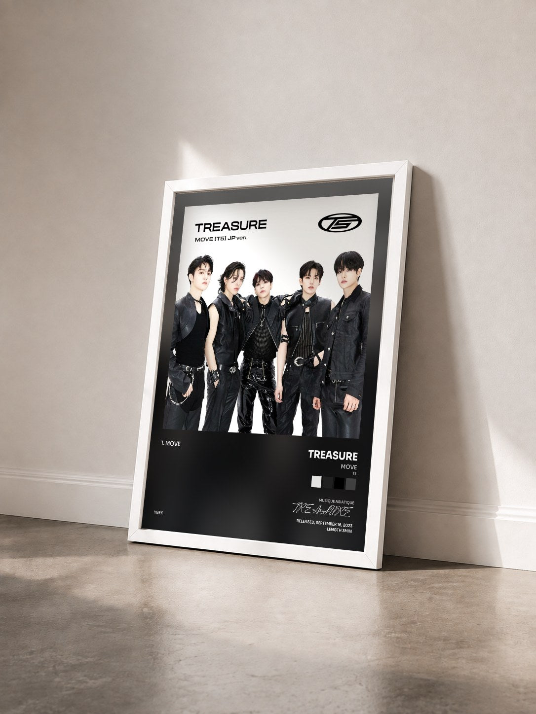 #blanc Tableau de l'album MOVE (T5) -JP ver.- de TREASURE vu de trois quarts, cadre blanc