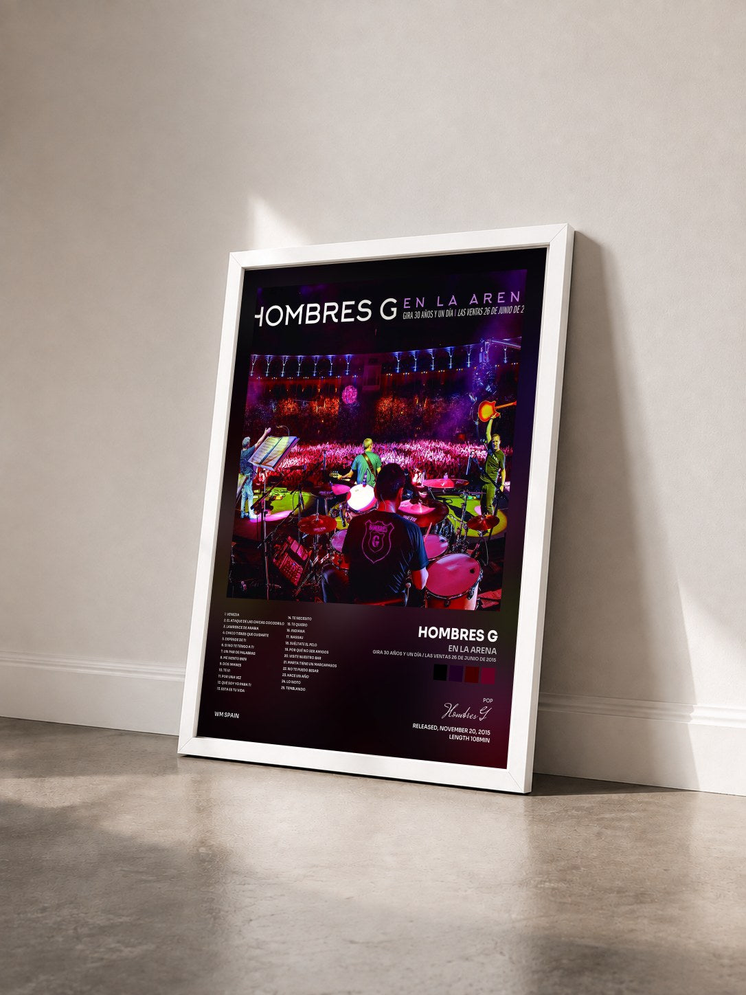 #blanc Tableau de l'album En la arena (Gira 30 años y un día / Las Ventas 26 de junio de 2015) de Hombres G vu de trois quarts, cadre blanc