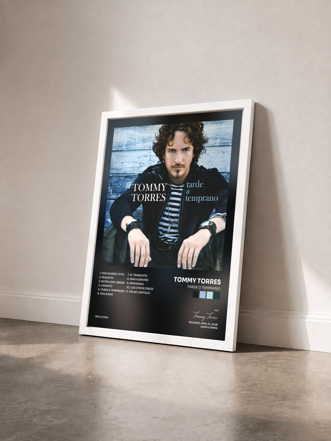 #blanc Tableau de l'album Tarde O Temprano de Tommy Torres vu de trois quarts, cadre blanc