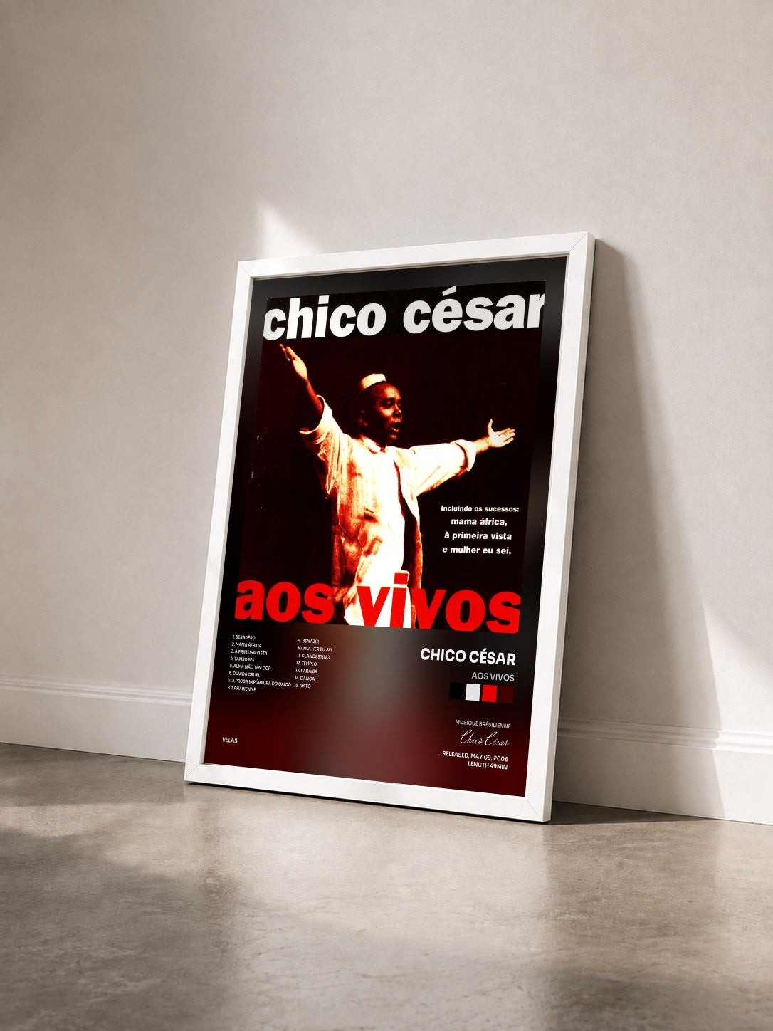 #blanc Tableau de l'album Aos Vivos de Chico César vu de trois quarts, cadre blanc