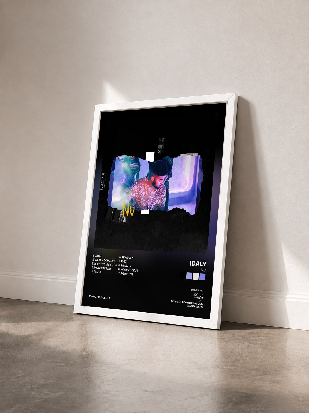 #blanc Tableau de l'album NU de Idaly vu de trois quarts, cadre blanc