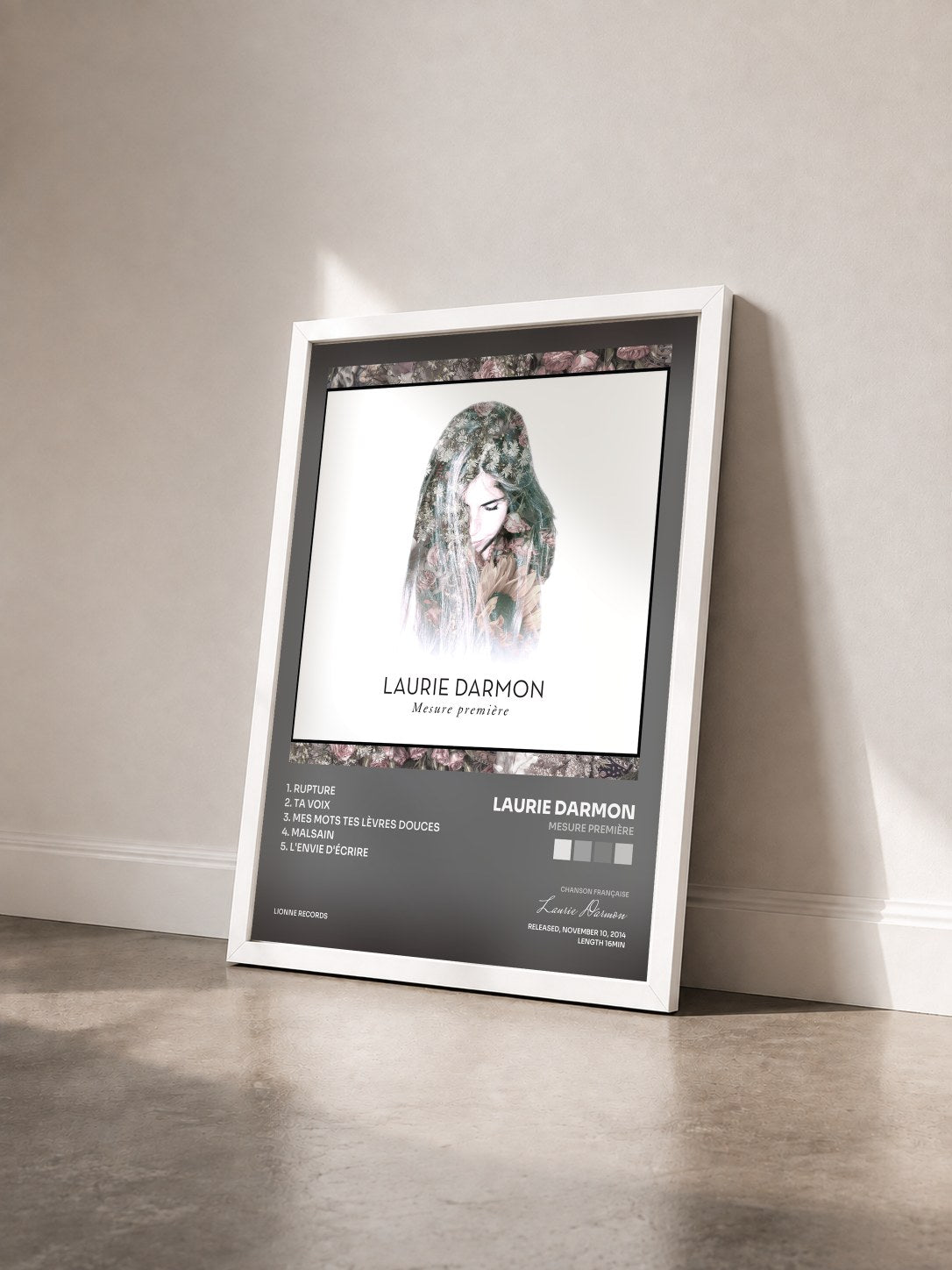 #blanc Tableau de l'album Mesure première de Laurie Darmon vu de trois quarts, cadre blanc