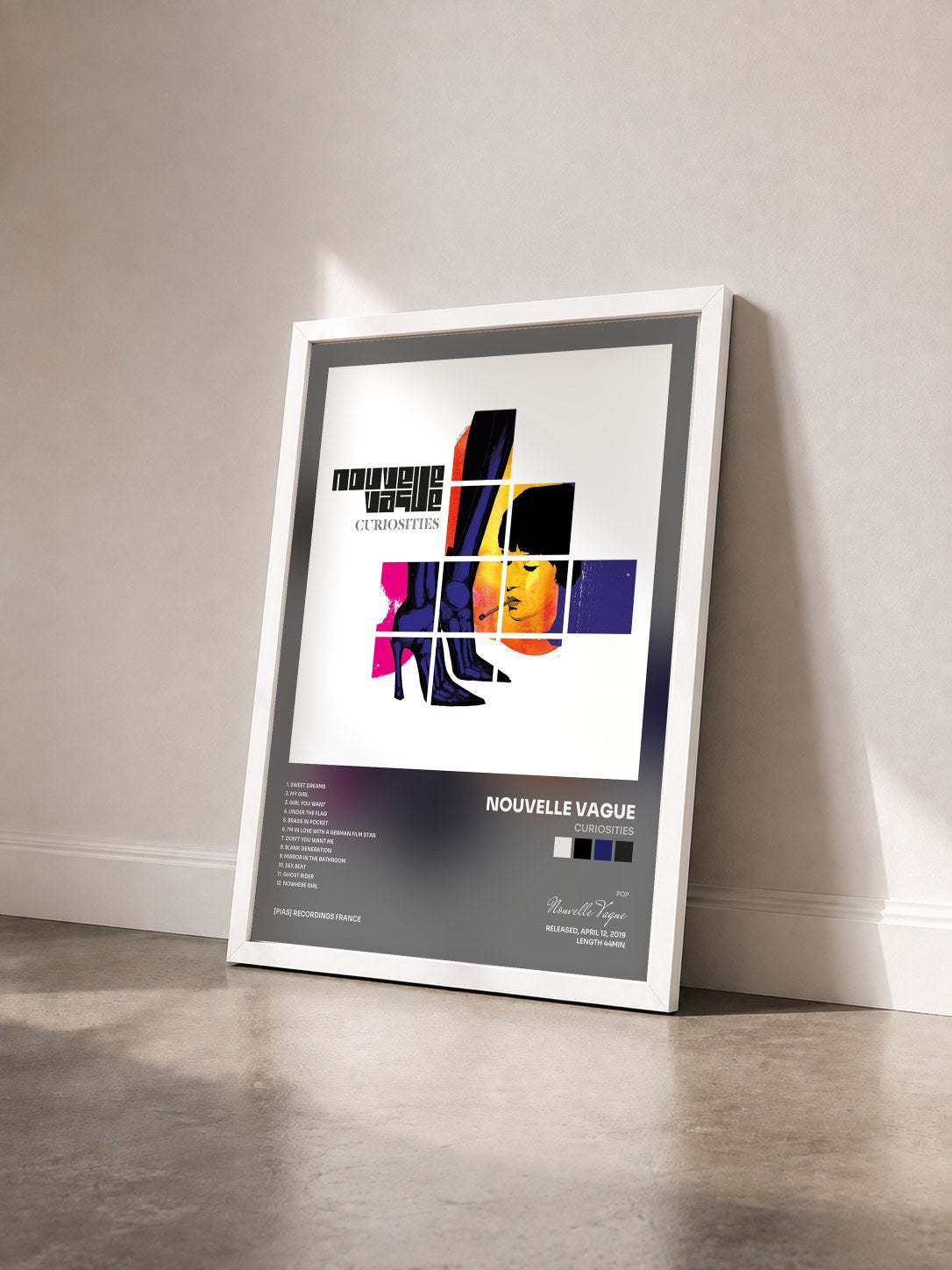 #blanc Tableau de l'album Curiosities de Nouvelle Vague vu de trois quarts, cadre blanc