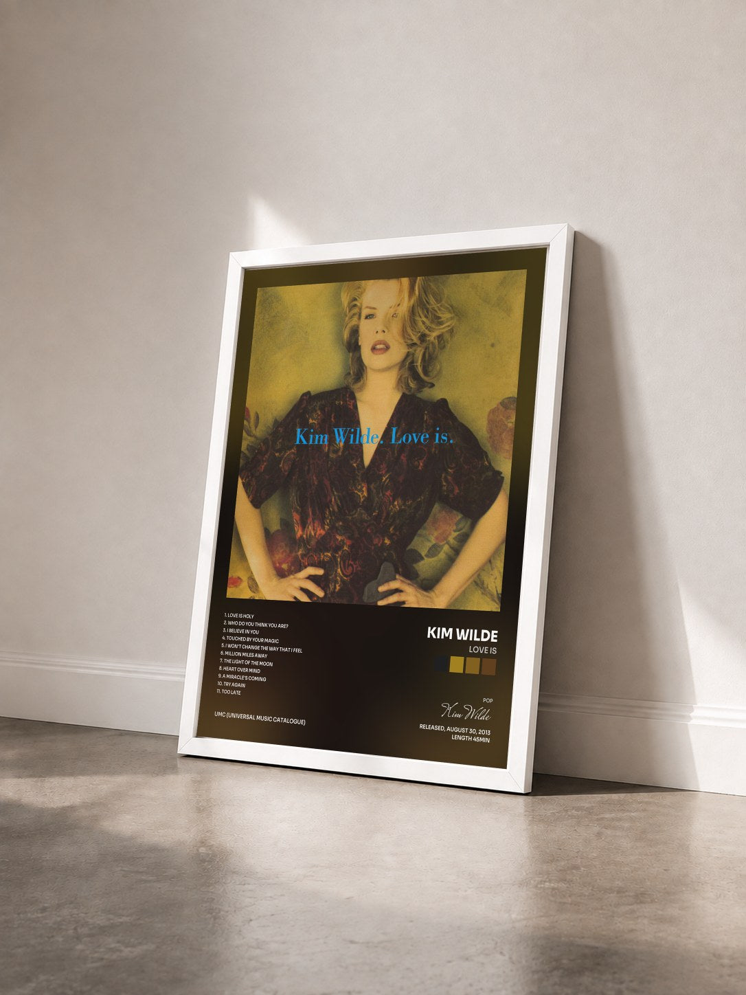 #blanc Tableau de l'album Love Is de Kim Wilde vu de trois quarts, cadre blanc
