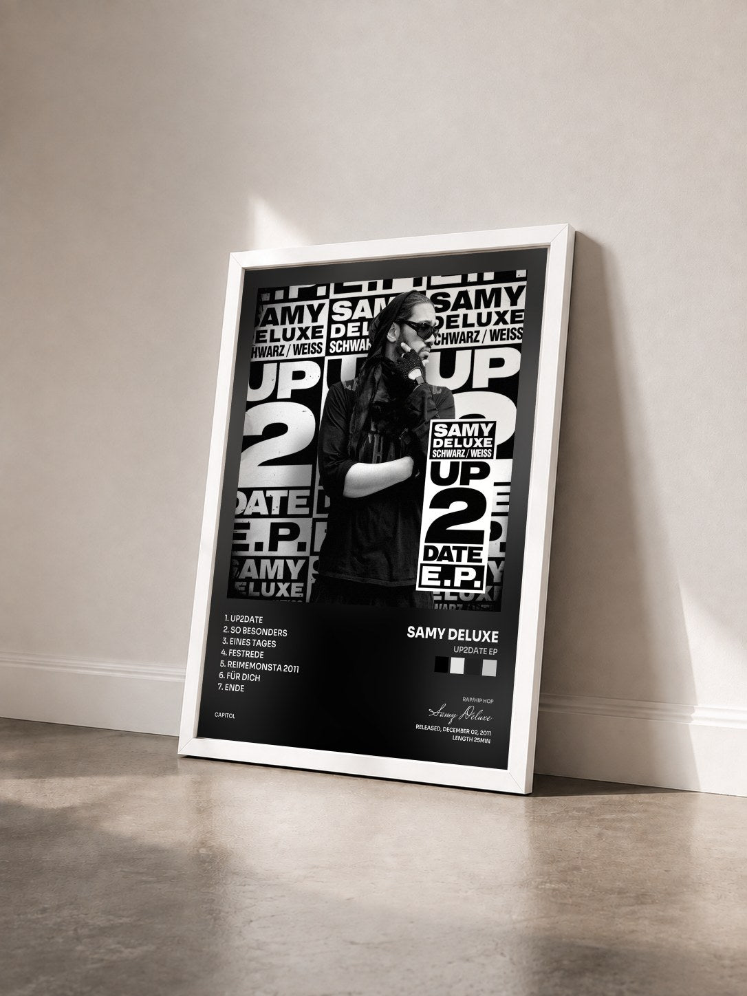 #blanc Tableau de l'album Up2Date EP de Samy Deluxe vu de trois quarts, cadre blanc