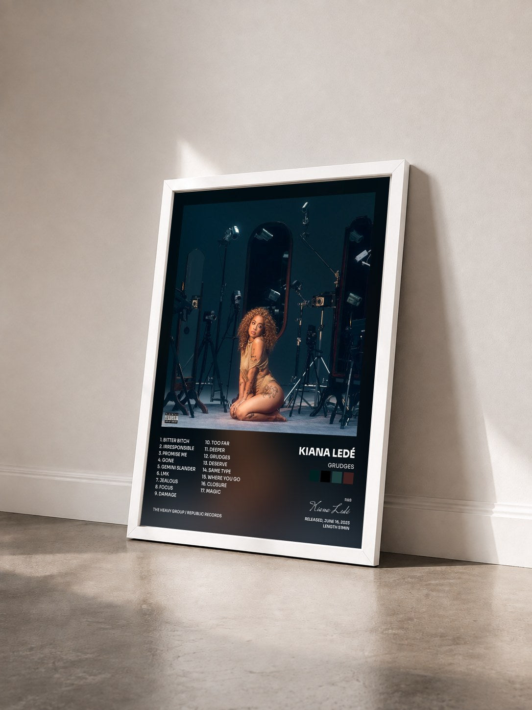 #blanc Tableau de l'album Grudges de Kiana Ledé vu de trois quarts, cadre blanc