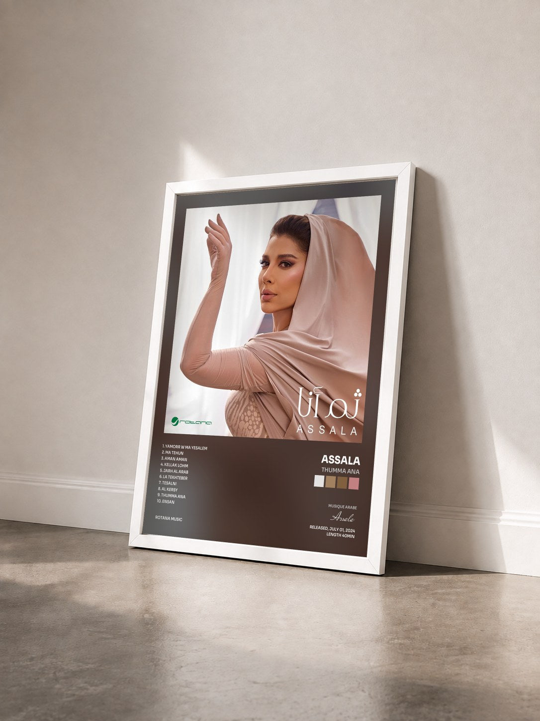 #blanc Tableau de l'album Thumma Ana de Assala vu de trois quarts, cadre blanc