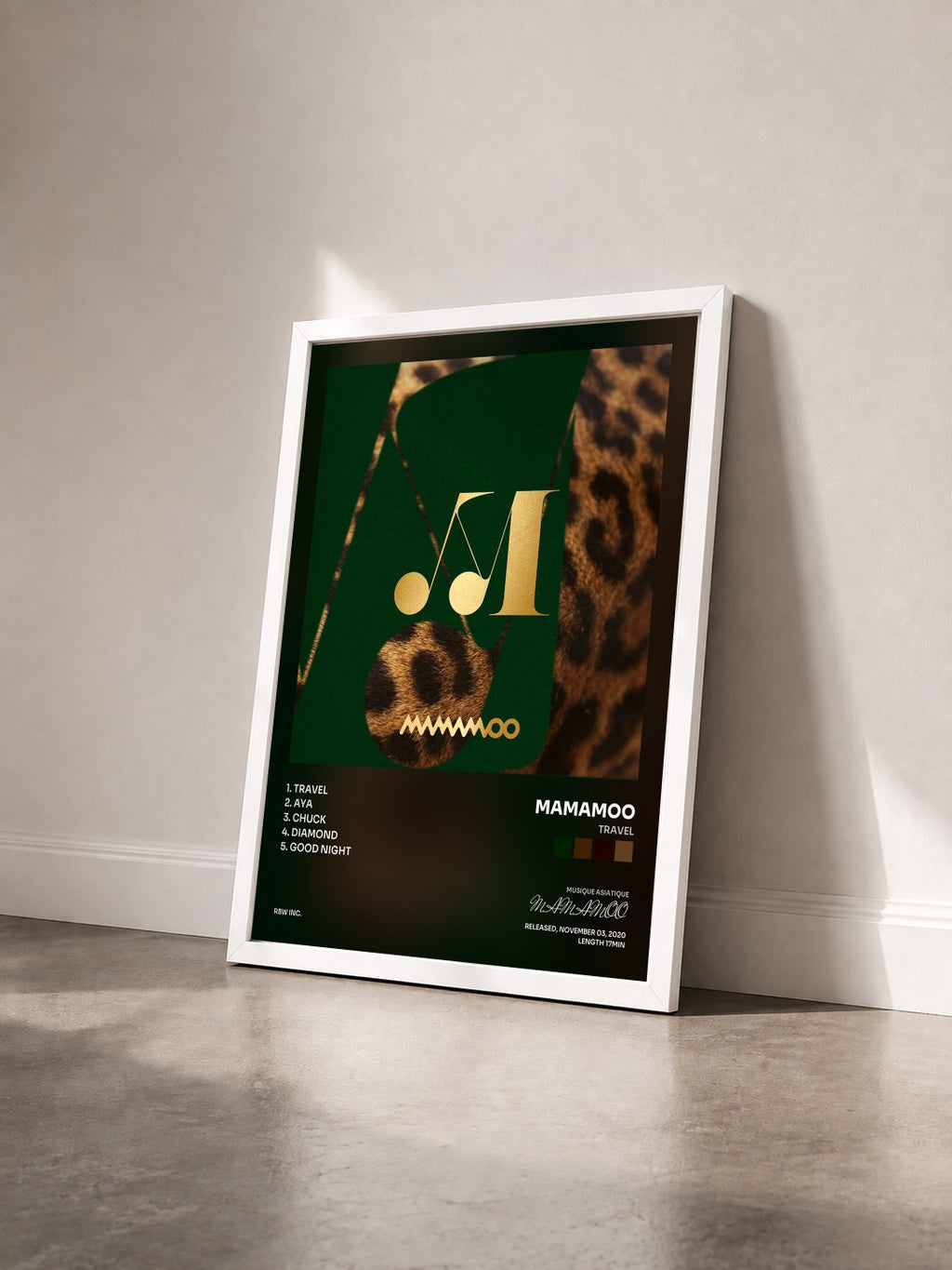 #blanc Tableau de l'album TRAVEL de MAMAMOO vu de trois quarts, cadre blanc