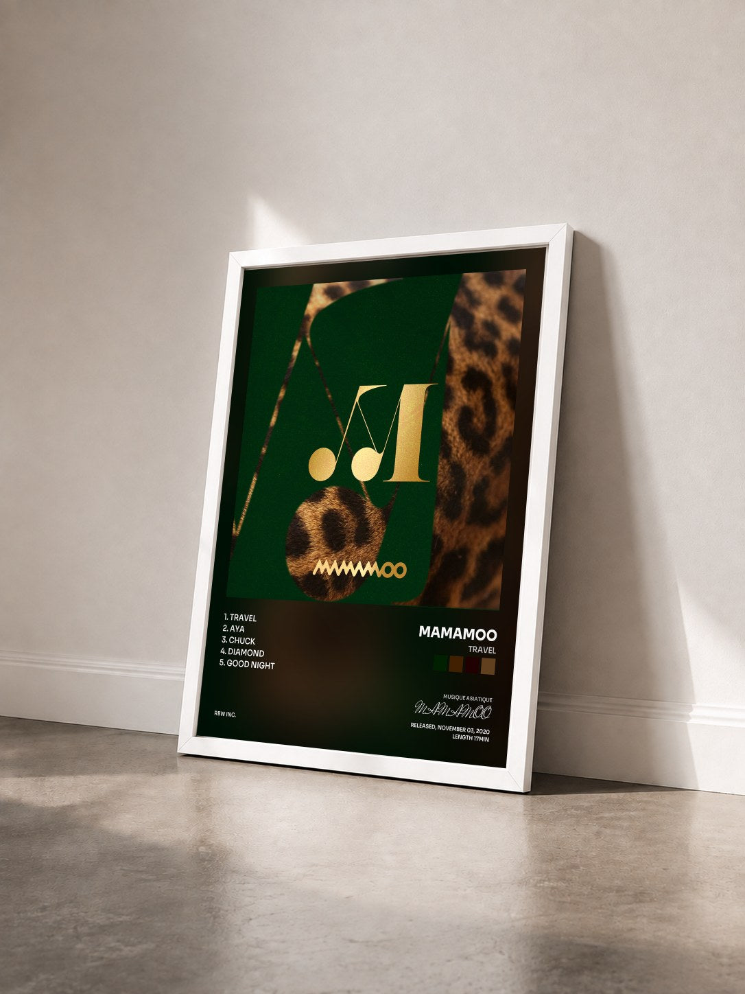 #blanc Tableau de l'album TRAVEL de MAMAMOO vu de trois quarts, cadre blanc
