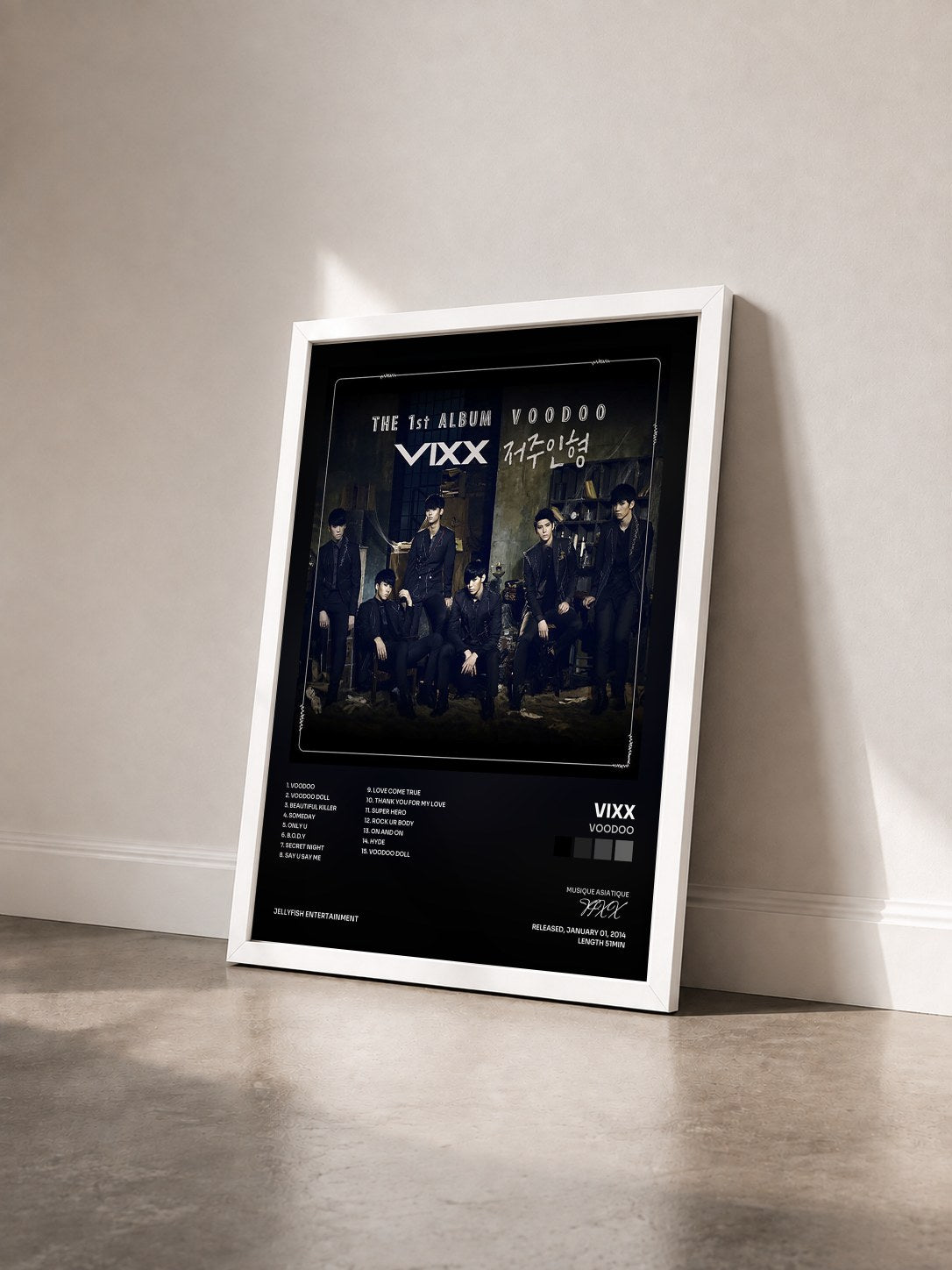 #blanc Tableau de l'album VOODOO de VIXX vu de trois quarts, cadre blanc