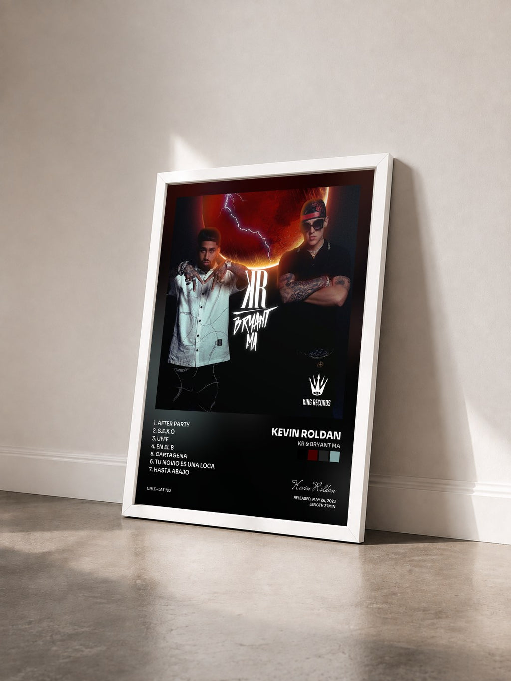 #blanc Tableau de l'album KR & BRYANT MA de Kevin Roldan vu de trois quarts, cadre blanc