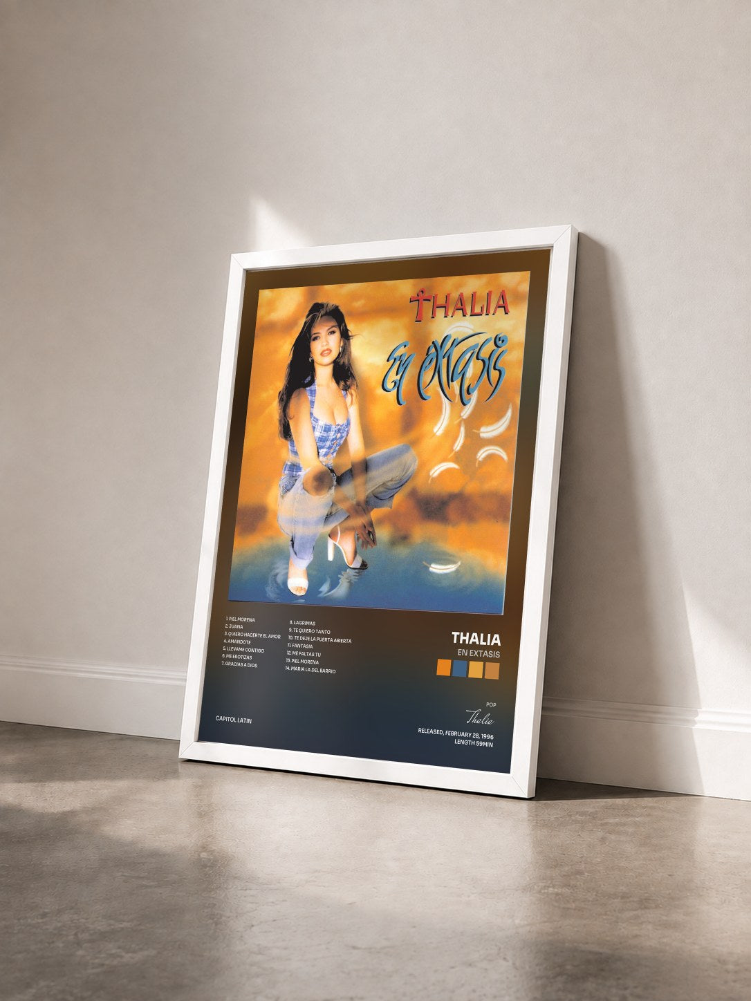 #blanc Tableau de l'album En Extasis de Thalia vu de trois quarts, cadre blanc