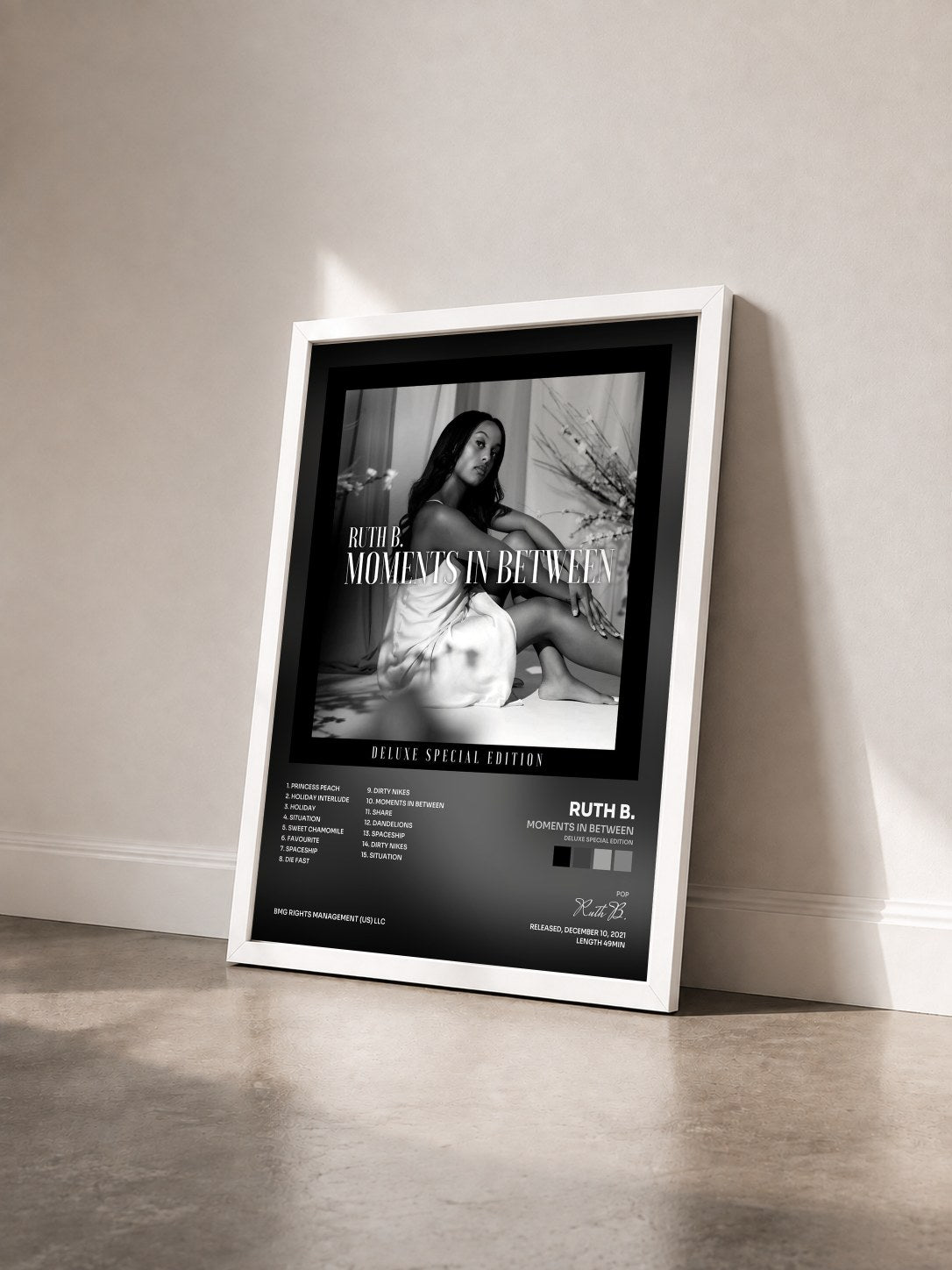 #blanc Tableau de l'album Moments in Between (Deluxe Special Edition) de Ruth B. vu de trois quarts, cadre blanc