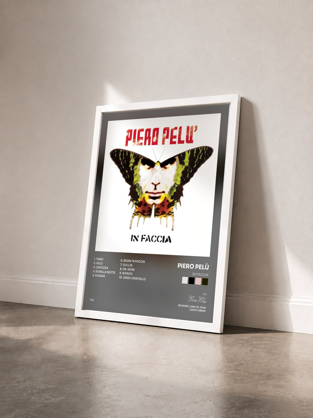#blanc Tableau de l'album In Faccia de Piero Pelù vu de trois quarts, cadre blanc